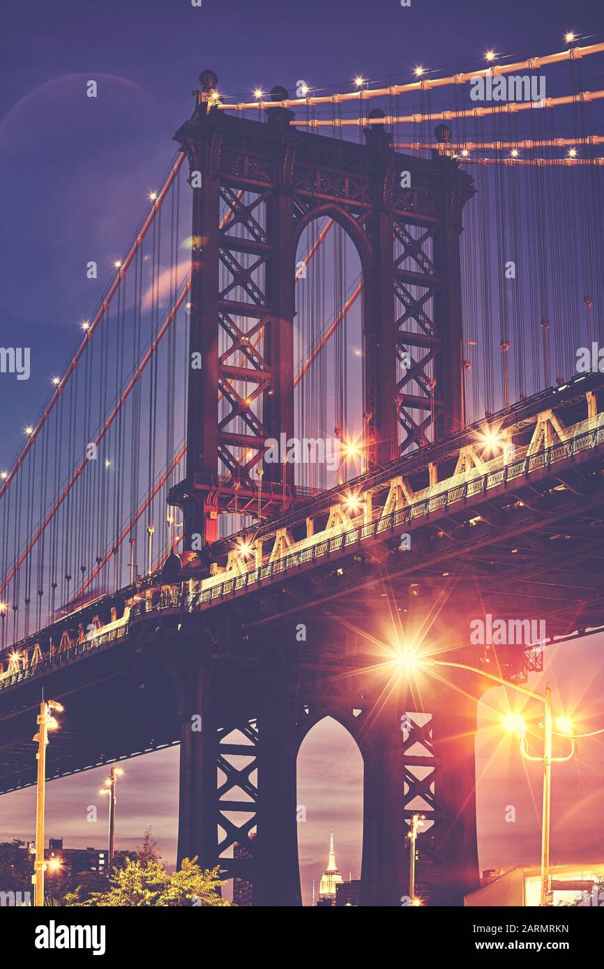 Pont de Manhattan avec flares d'objectif vues de Brooklyn au crépuscule, image aux tons de couleur, New York, États-Unis. Banque D'Images