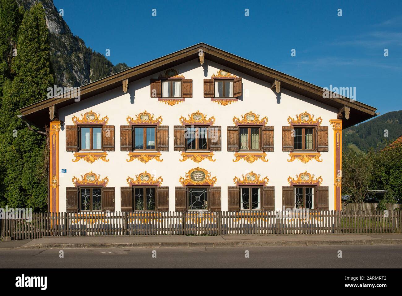 Oberammergau, Allemagne - 21 juillet 2019 ; Maison ornementale typique dans le centre-ville de la ville touristique Oberammergau sur la route romantique en Bavière Banque D'Images