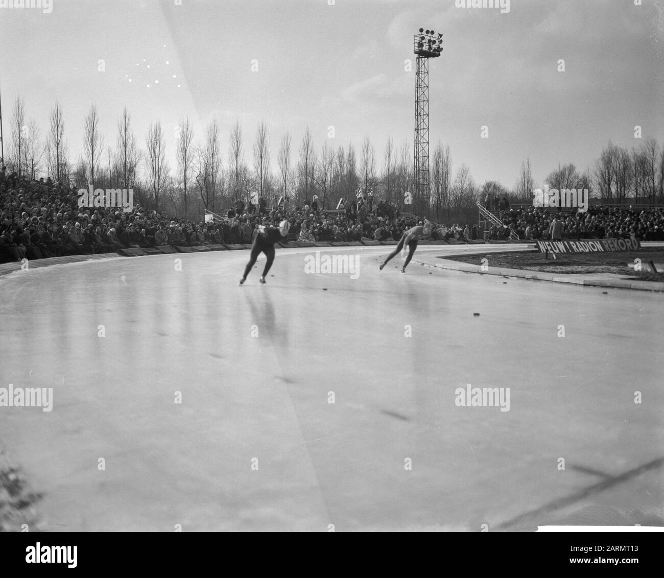 Concours Drielandenenskating au Jaap Eden Track d'Amsterdam. Liesbrechts Et Karenus Date: 25 Février 1962 Lieu: Amsterdam, Noord-Holland Mots Clés: Patineurs Nom Personnel: Eden, Jaap Banque D'Images