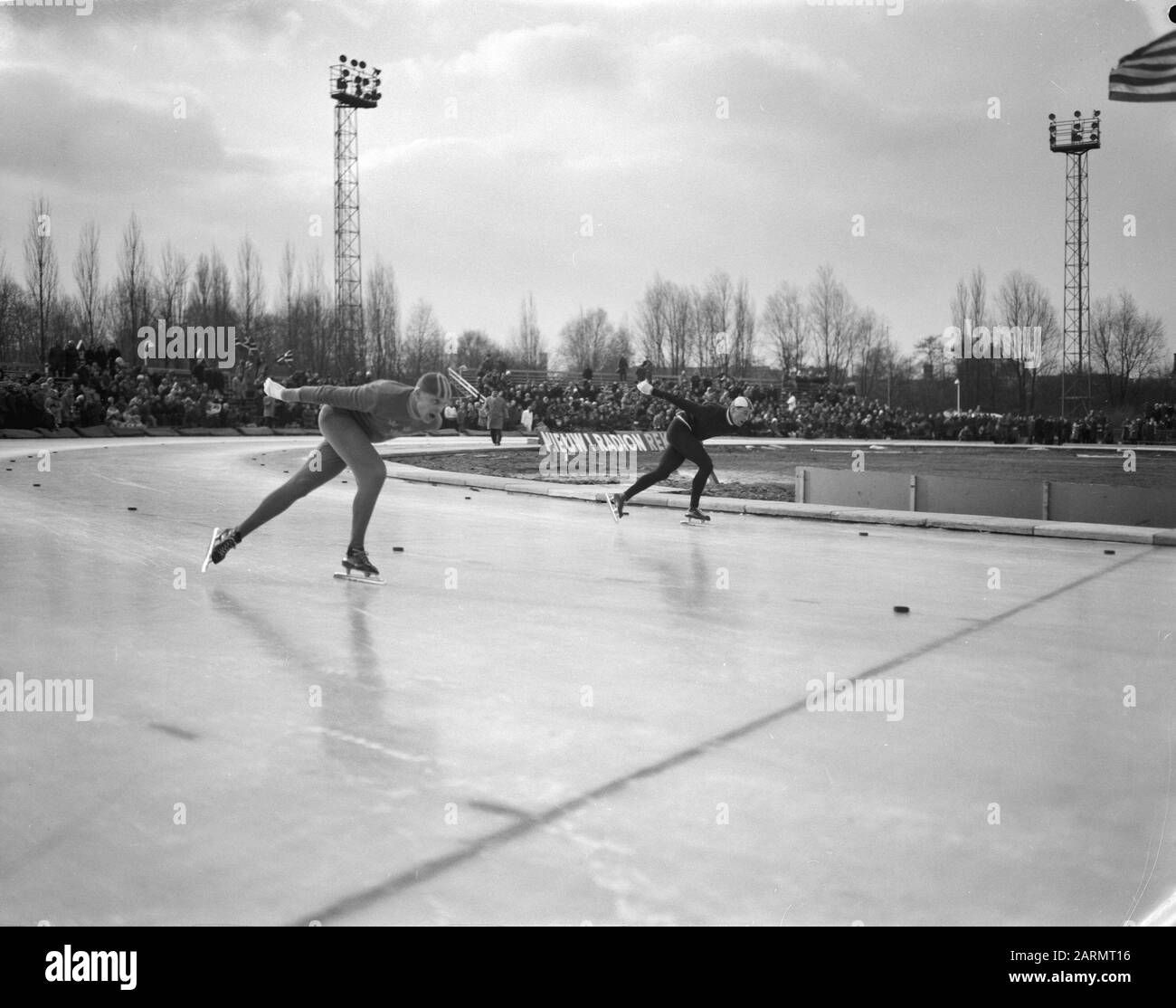 Concours Drielandenenskating au Jaap Eden Track d'Amsterdam. Karenus Et Van Der Grift Date : 25 Février 1962 Lieu : Amsterdam, Noord-Holland Mots Clés : Patineurs Nom Personnel : Eden, Jaap Banque D'Images