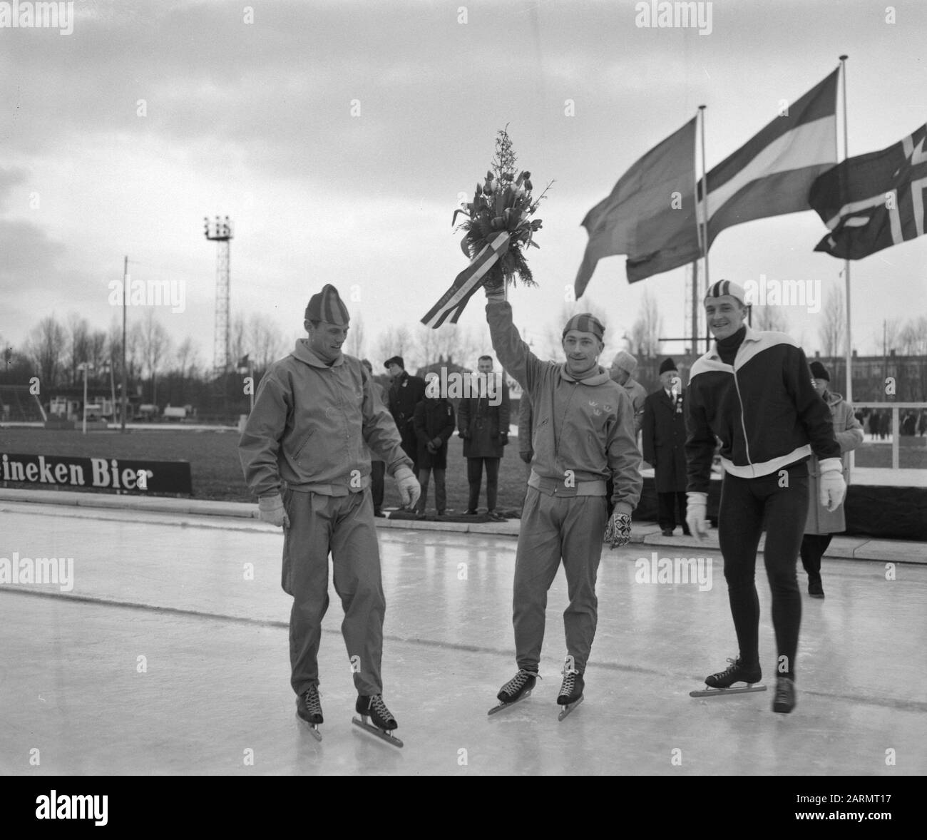 Concours Drielandenenenenskating sur Jaap Eden Track à Amsterdam Date: 25 février 1962 lieu: Amsterdam, Noord-Holland mots clés: Skaters Nom De La Personne: Eden, Jaap Banque D'Images