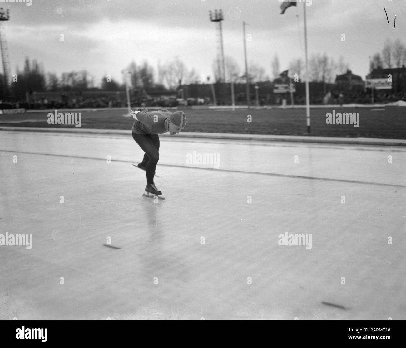 Concours Drielandenenskating au Jaap Eden Track d'Amsterdam. I. Nilsson Date: 25 Février 1962 Lieu: Amsterdam, Noord-Holland Mots Clés: Patineurs Nom Personnel: Eden, Jaap, I. Nilsson Banque D'Images