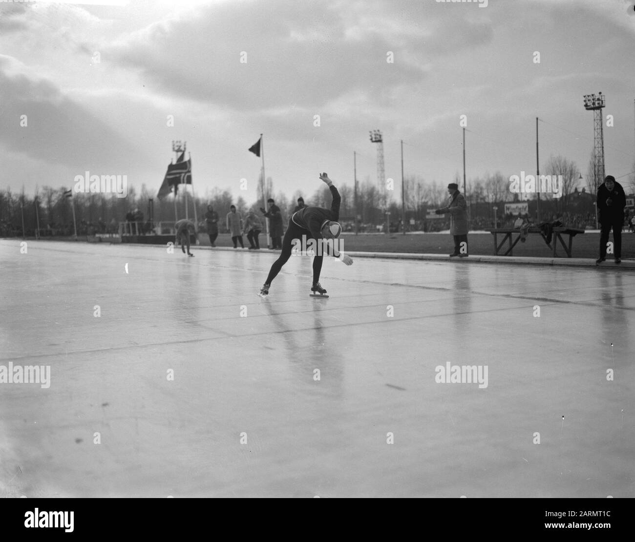 Concours Drielandenenskating au Jaap Eden Track d'Amsterdam. Van Der Grift Date : 25 Février 1962 Lieu : Amsterdam, Noord-Holland Mots Clés : Patineurs Nom Personnel : Eden, Jaap Banque D'Images