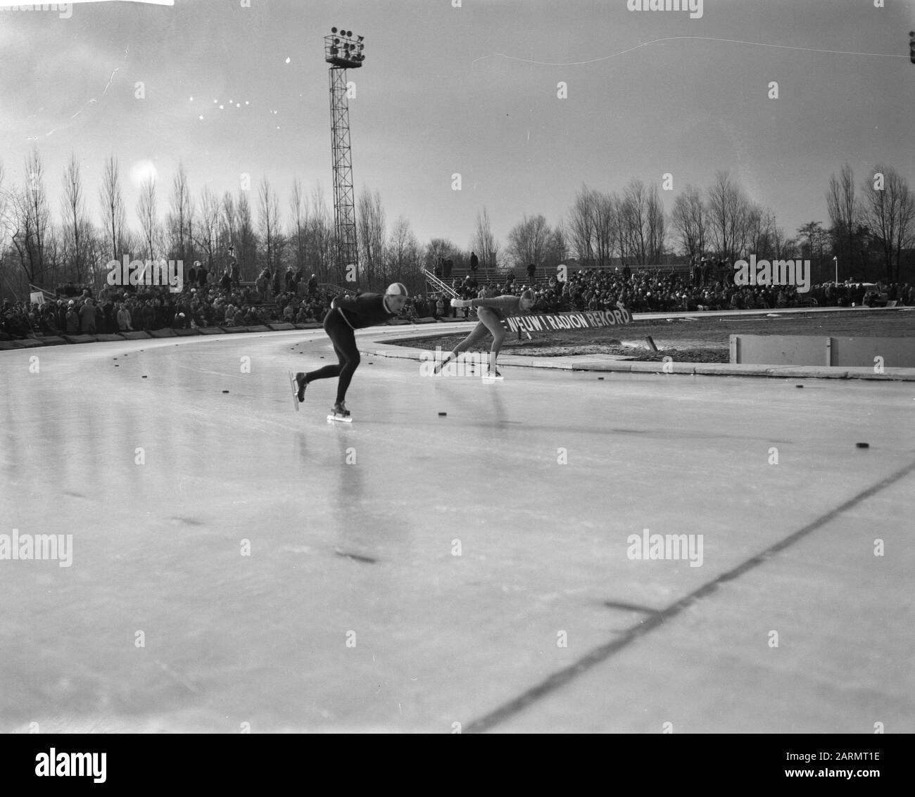 Concours Drielandenenskating au Jaap Eden Track d'Amsterdam. Wilhelmson (Suède) Et Erikson (Norvège) Date : 25 Février 1962 Lieu : Amsterdam, Noord-Holland Mots Clés : Patineurs Nom De La Personne : Eden, Jaap Banque D'Images
