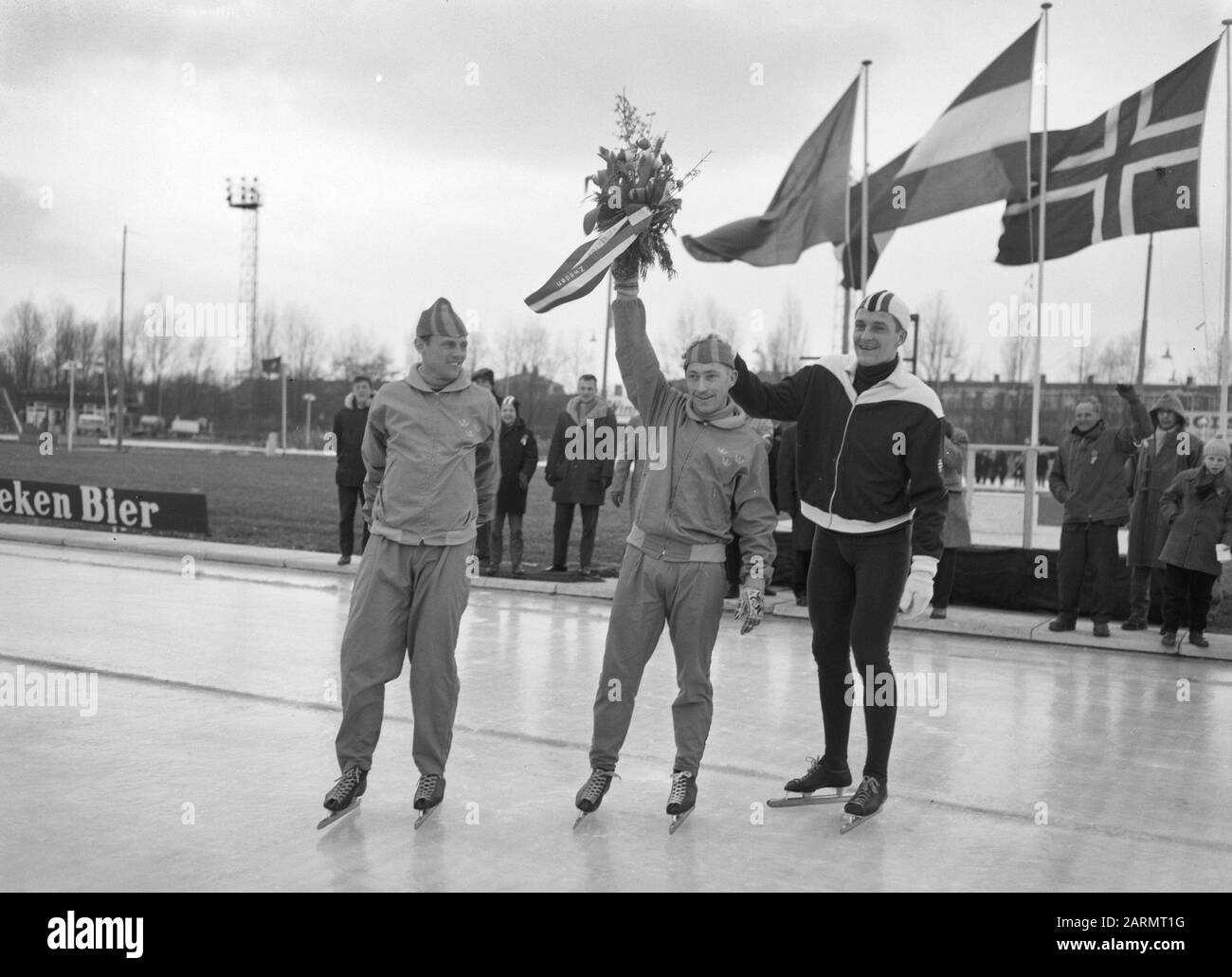 Concours Drielandenenskating au Jaap Eden Track d'Amsterdam. K. Backmann (Suède), Nillson (Suède) Et Maier (Norvège) Date : 25 Février 1962 Lieu : Amsterdam, Noord-Holland Mots Clés : Patineurs Nom Personnel : Eden, Jaap, K. Backmann Banque D'Images