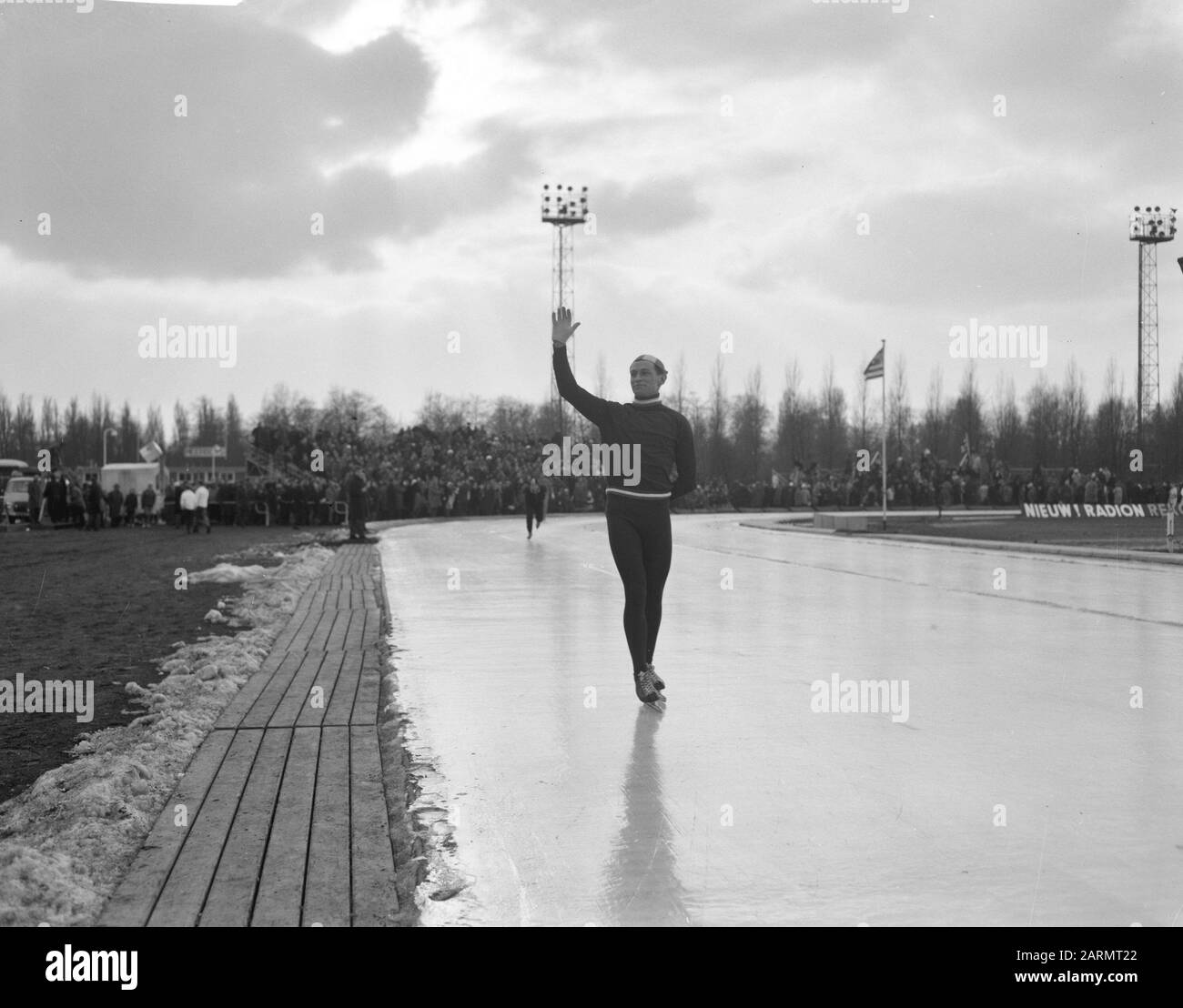 Concours Drielandenenskating au Jaap Eden Track d'Amsterdam. Van Der Grift Date : 25 Février 1962 Lieu : Amsterdam, Noord-Holland Mots Clés : Patineurs Nom Personnel : Eden, Jaap Banque D'Images