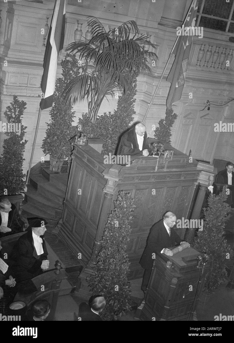 William Lyon Mackenzie King, premier ministre du Canada, à l'hôtel de ville d'Amsterdam. Discours dans l'auditorium Date: 19 novembre 1947 lieu: Amsterdam, Noord-Holland mots clés: Ministres-présidents, discours Nom personnel: Mackenzie King, William Banque D'Images