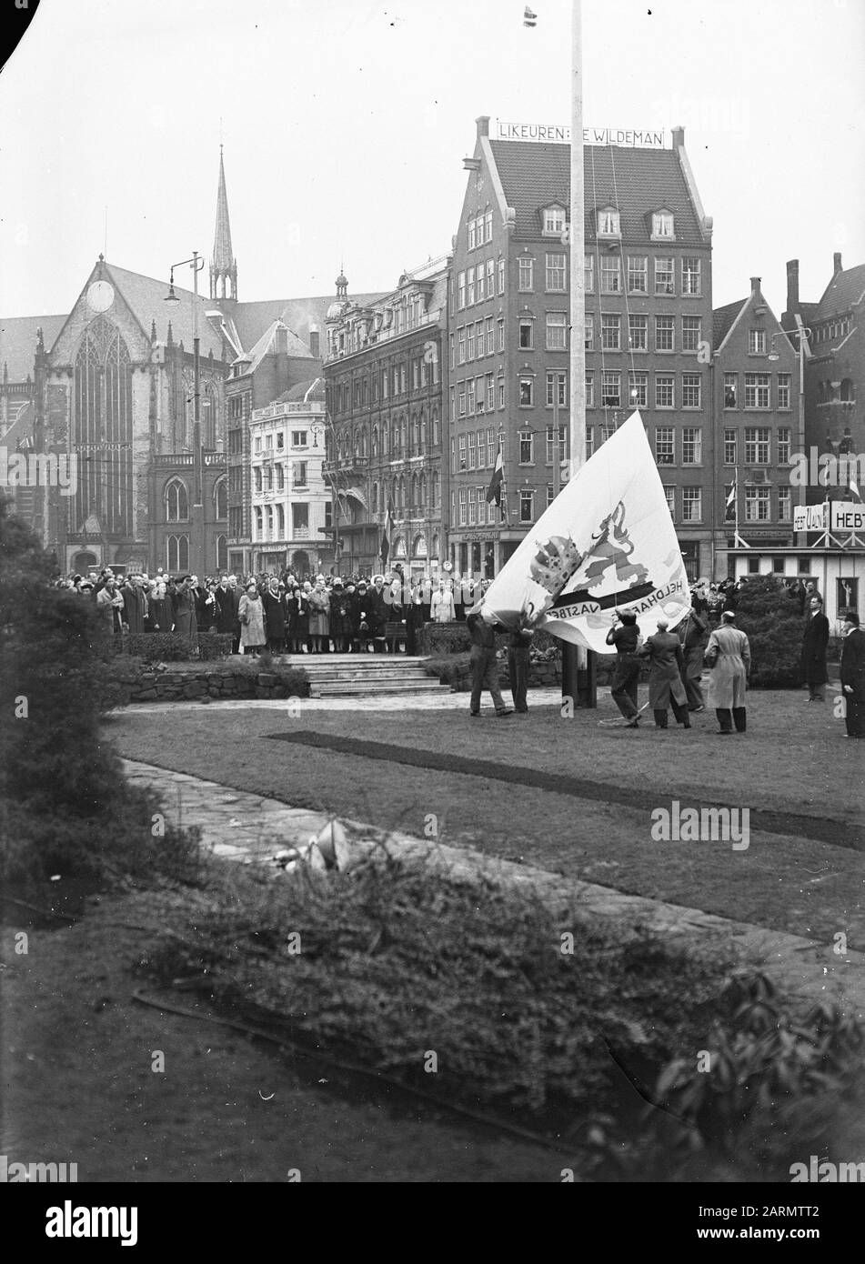 Sa Majesté fait don du drapeau de la nouvelle ville d'Amsterdam (avec l'ajout du texte « héroïque, déterminée, miséricordiale ») Flaghijsen Annotation: Emplacement flagpole est l'emplacement actuel Monument national sur la place du Dam Date: 17 décembre 1947 lieu: Amsterdam mots clés: Maires, reines, drapeaux Nom personnel: Ailly, A.J. d'», Wilhelmina (Reine Pays-Bas) Banque D'Images