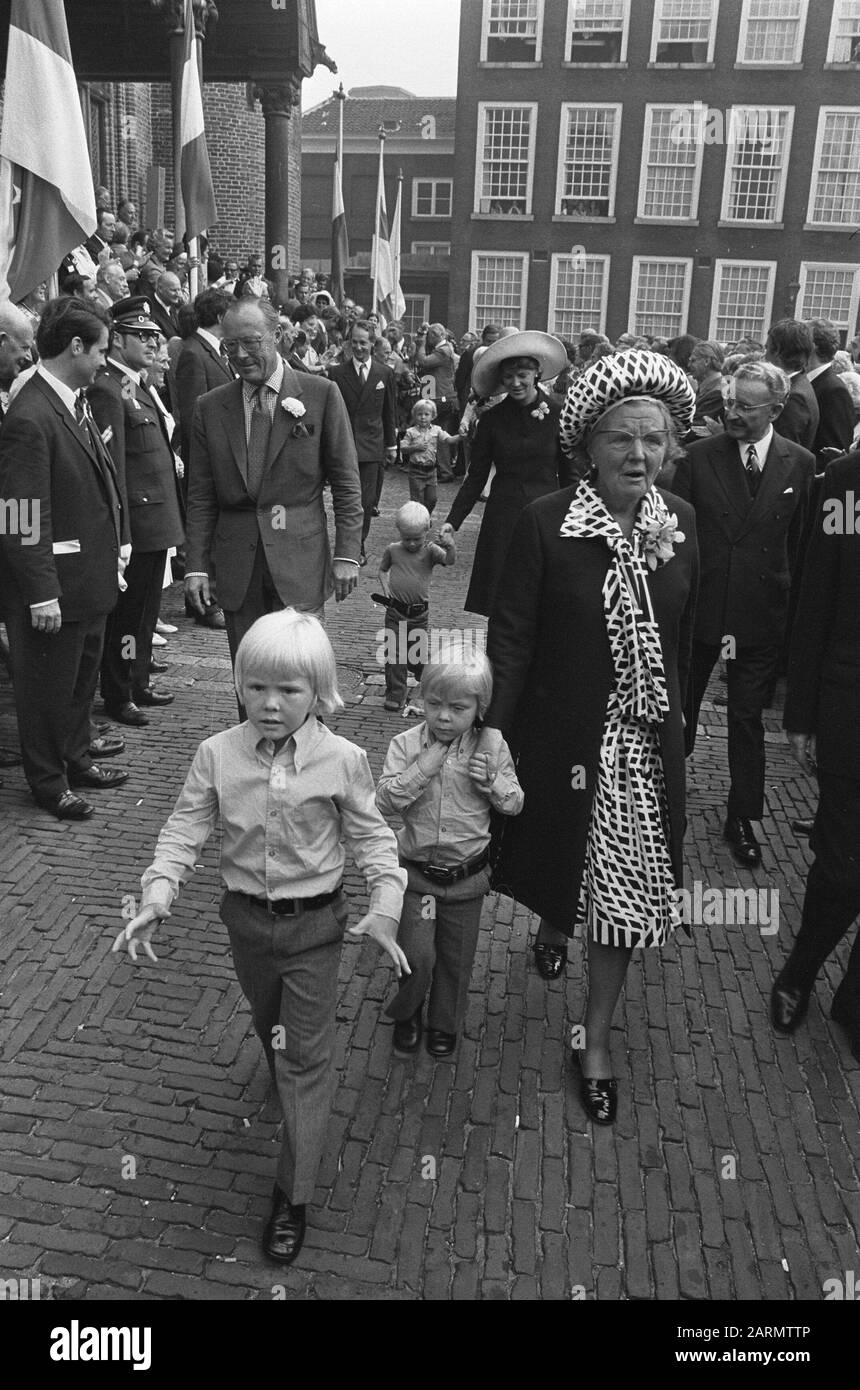 Célébration Gouvernement argent Jubilé de la Reine Juliana à la Haye, famille royale promenades aux calèches sur Binnenhof, premier plan HM avec Constantijn et Date: 6 septembre 1973 lieu: Den Haag, Zuid-Holland mots clés: Célébrations, familles, anniversaires, reines, princes Nom personnel: Constantijn, prince, Juliana, Queen Banque D'Images