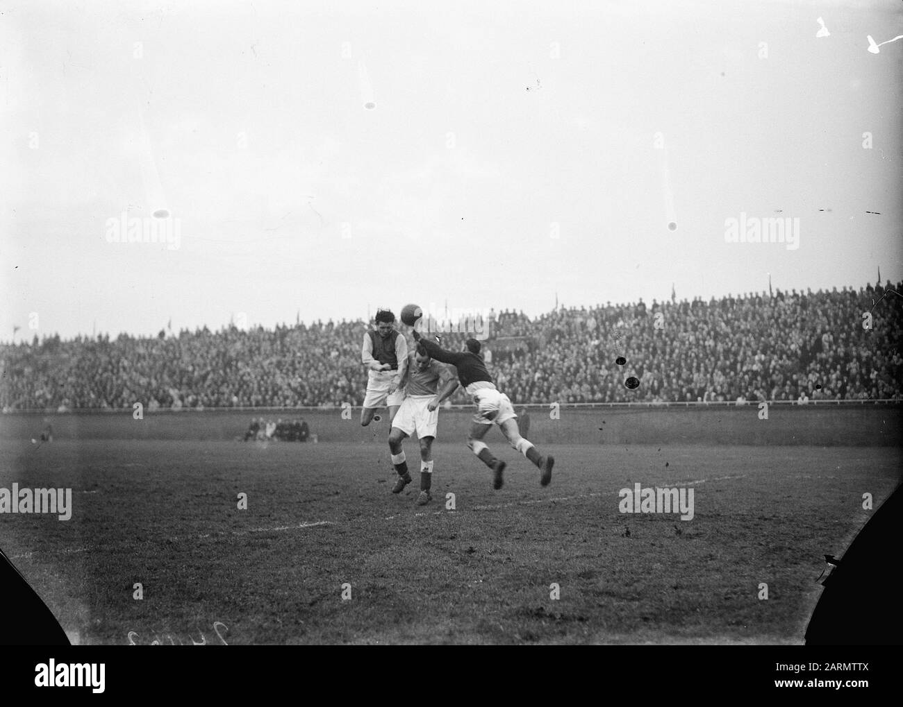 Comprimé de gardien avec Drayer en conflit Date: 4 décembre 1947 mots clés: Sport, football Banque D'Images