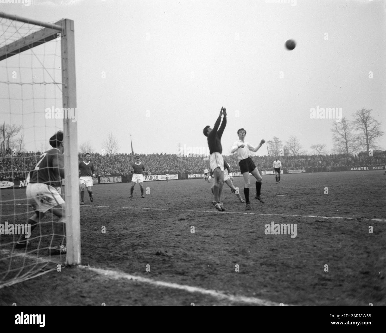 Young Orange versus Luxembourg Date: 7 mars 1962 lieu: Luxembourg mots clés: Sport, football Nom personnel: Young Orange Banque D'Images