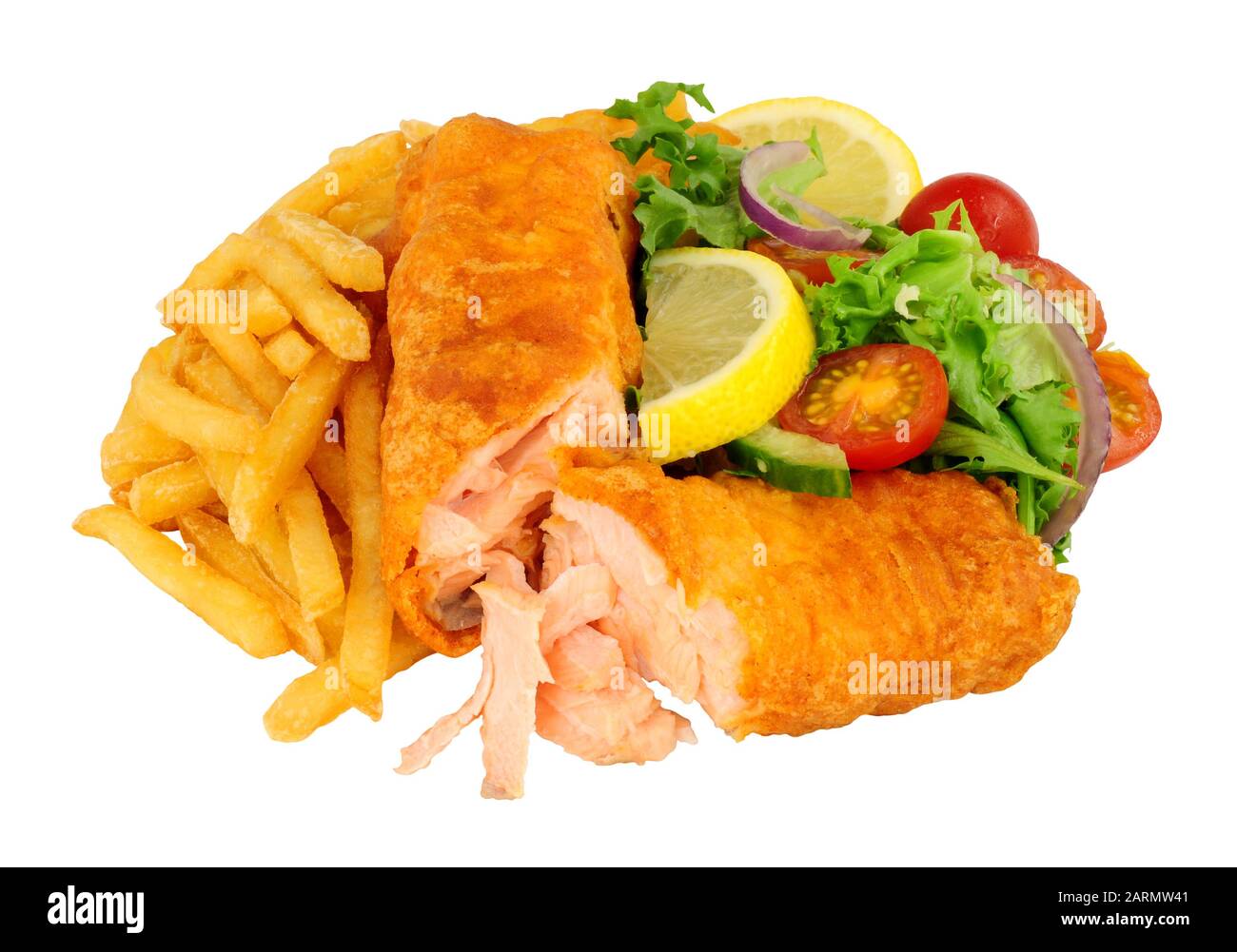Filet de poisson de saumon recouvert de pâte croustillante et frites avec salade isolée sur fond blanc Banque D'Images