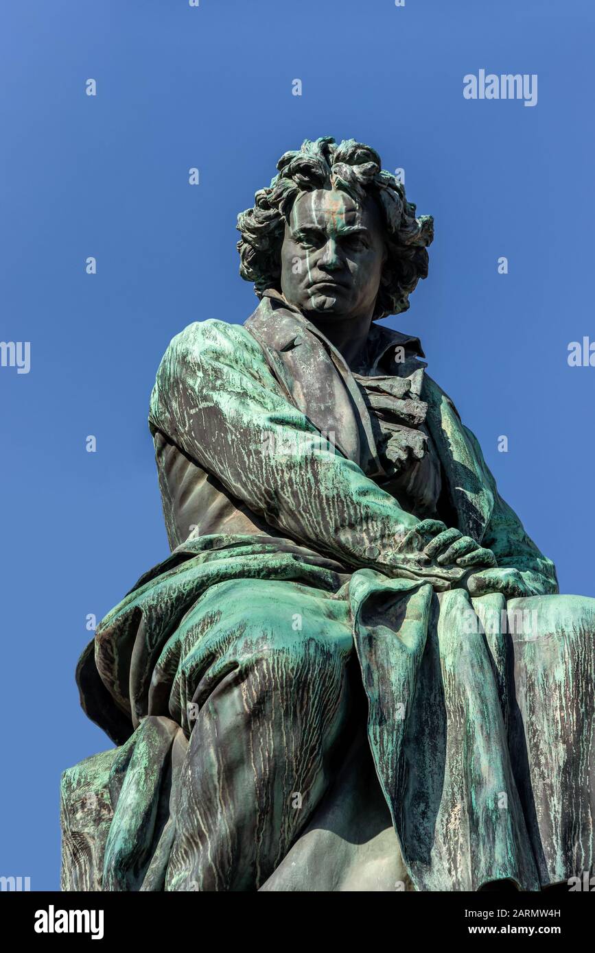 Sculpture de Ludwig van Beethoven à Vienne. Ci-dessous se trouve une ancienne déesse avec une couronne de laurier en main Banque D'Images