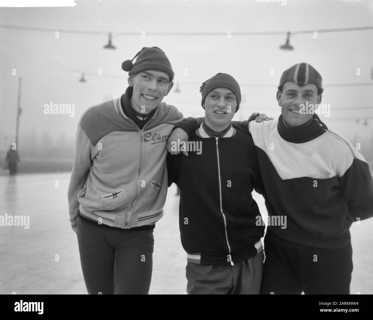 Champion des Pays-Bas patinage long Track Jaap Edenbaan v.l.n.n. A. Vleude (3) H. van der Grift (1) et C. Meeuwisse (2) Date : 11 mars 1962 lieu : Amsterdam mots clés : patinage, sport Nom personnel : Grift, Henk van der, Meeuwisse, Chris, Early, Arnold Banque D'Images