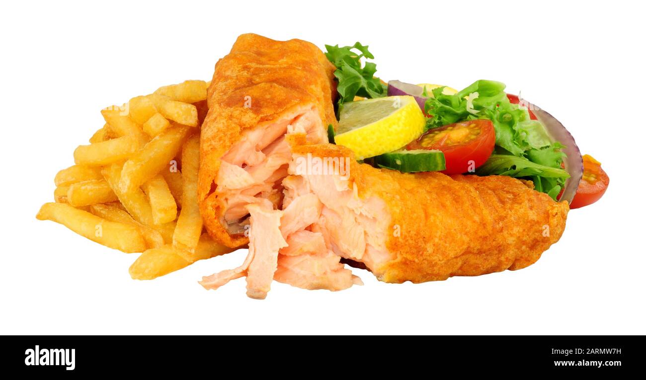 Filet de poisson de saumon recouvert de pâte croustillante et frites avec salade isolée sur fond blanc Banque D'Images