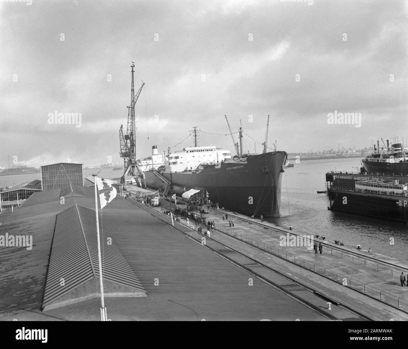 Le plus grand néerlandais construit Esso Hampshire baptisé par Mme L.W. Elliot (épouse du vice-président du stand. Oil Company) On Veroline Date: 14 Mars 1962 Lieu: Rotterdam, Zuid-Holland Mots Clés: Femme, Doping Nom De L'Institution: Standard Oil Company, Veroline Banque D'Images