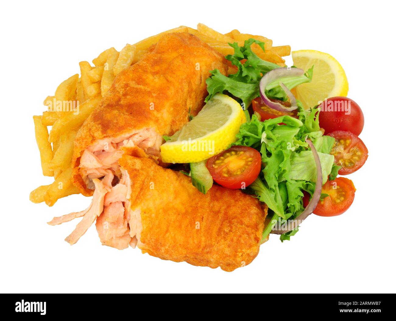 Filet de poisson de saumon recouvert de pâte croustillante et frites avec salade isolée sur fond blanc Banque D'Images
