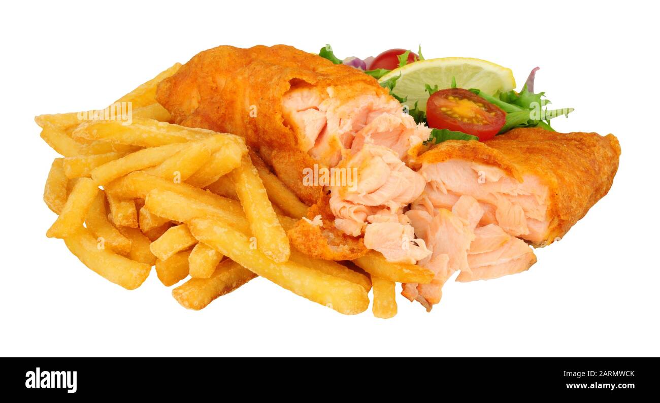 Filet de poisson de saumon recouvert de pâte croustillante et frites avec salade isolée sur fond blanc Banque D'Images