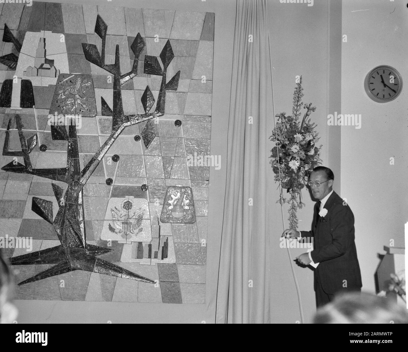 Son Altesse Royale le prince Bernhard a effectué une visite de travail à l'usine Orlou du Pont de Nemours Date: 18 avril 1962 mots clés: Usines, princes, visites de travail Nom personnel: Du Pont de Nemours Banque D'Images