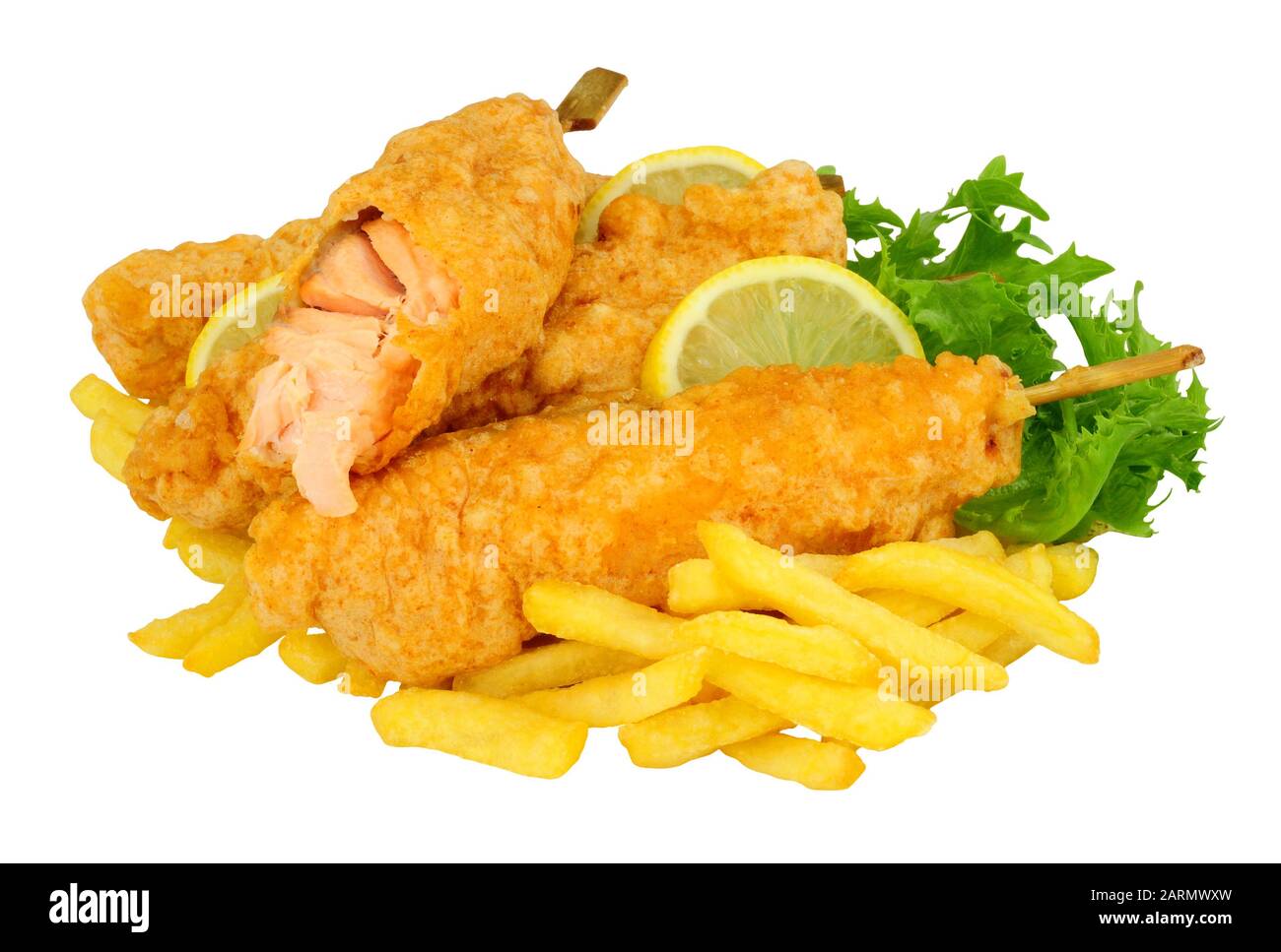 Filets de poisson de saumon fourrés sur des brochettes de bois avec frites isolées sur fond blanc Banque D'Images