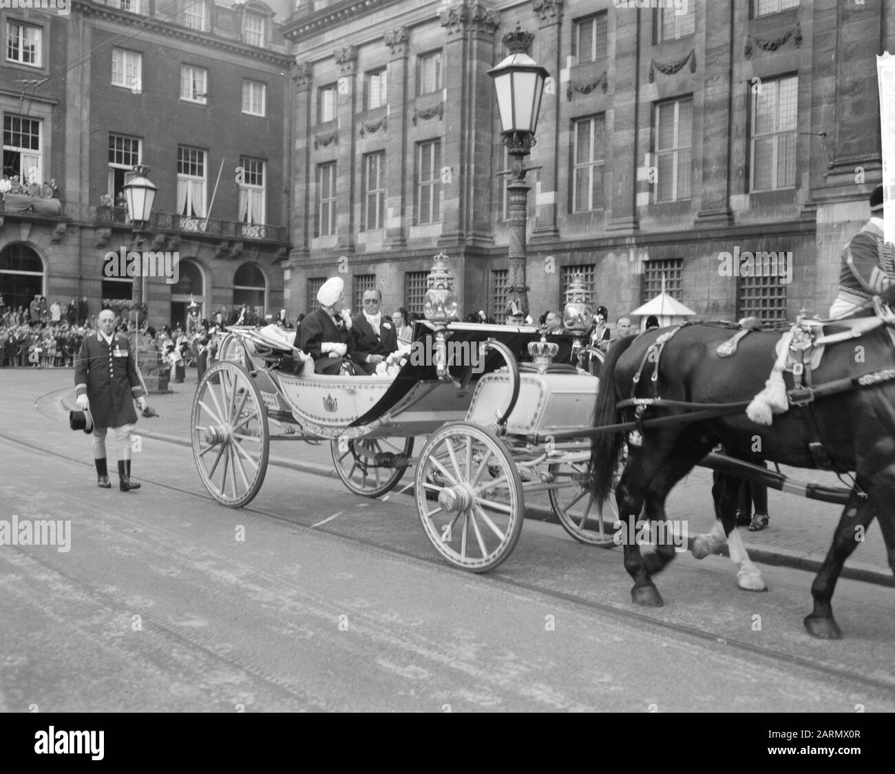 Mariage argent départ du couple Royal du Dam en transport Date: 30 avril 1962 mots clés: Couple Royal, mariage, congé Banque D'Images