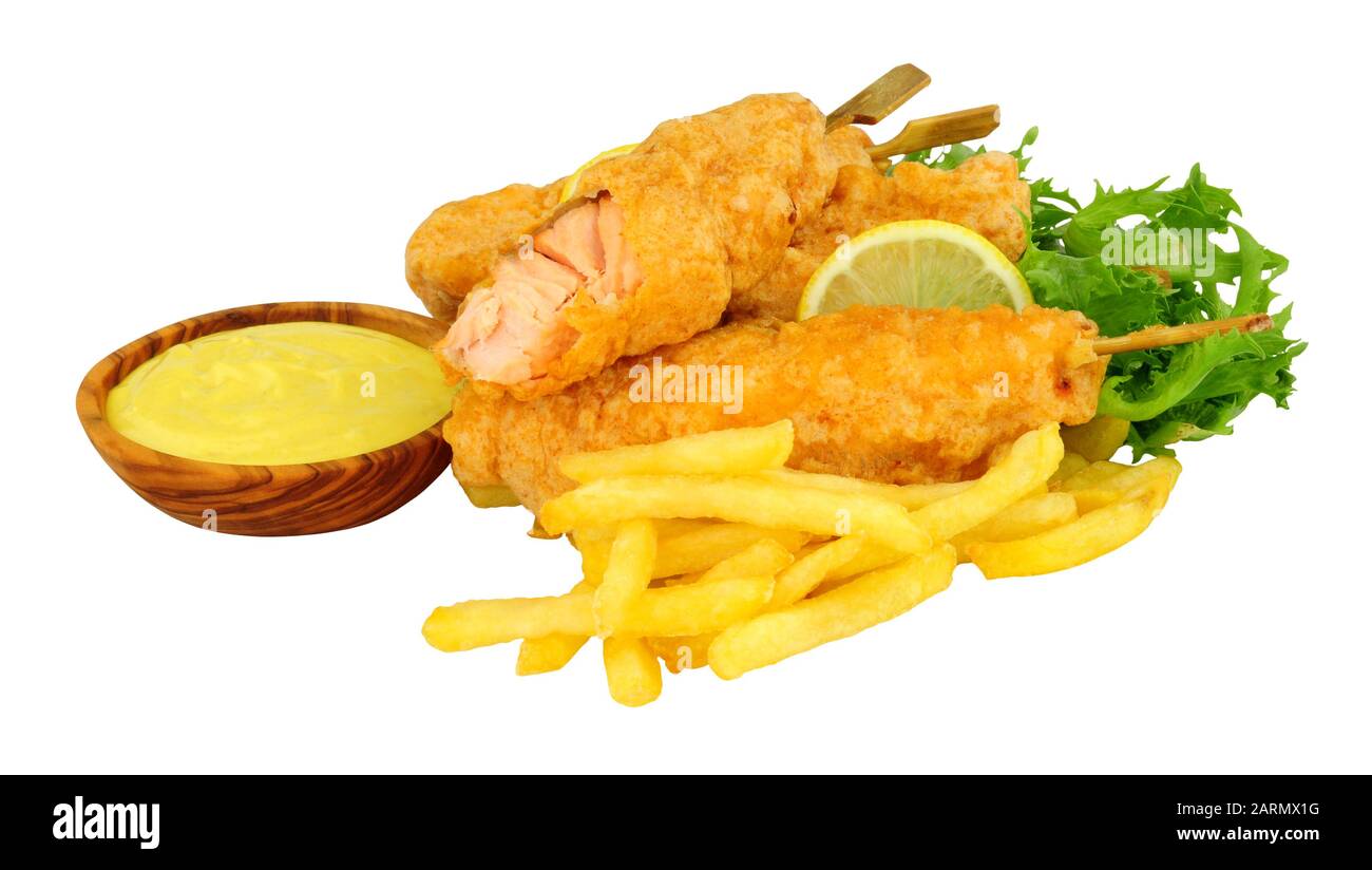 Filets de poisson de saumon fourrés sur des brochettes de bois avec frites isolées sur fond blanc Banque D'Images