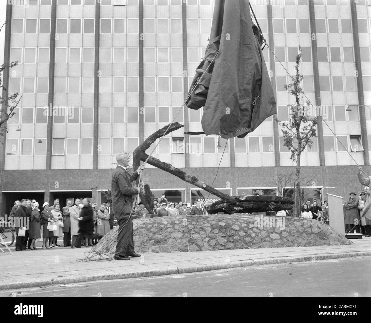 L'image appelée Stokanker est dévoilée devant le bâtiment du port à la de Ruyterkade à Amsterdam Date: 26 mai 1962 lieu: Amsterdam, Noord-Holland mots clés: Ancres, révélations Banque D'Images