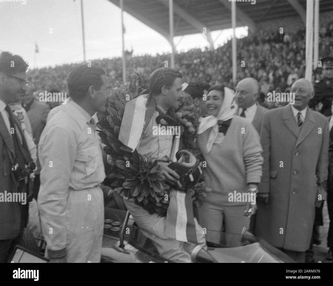 Grand Prix À Zandvoort. Gagnant Graham Hill avec sa femme Bette Date: 20 mai 1962 lieu: Noord-Holland, Zandvoort mots clés: Voitures, honoraires, personne de sport Nom: Hill Bette, Hill Graham Banque D'Images