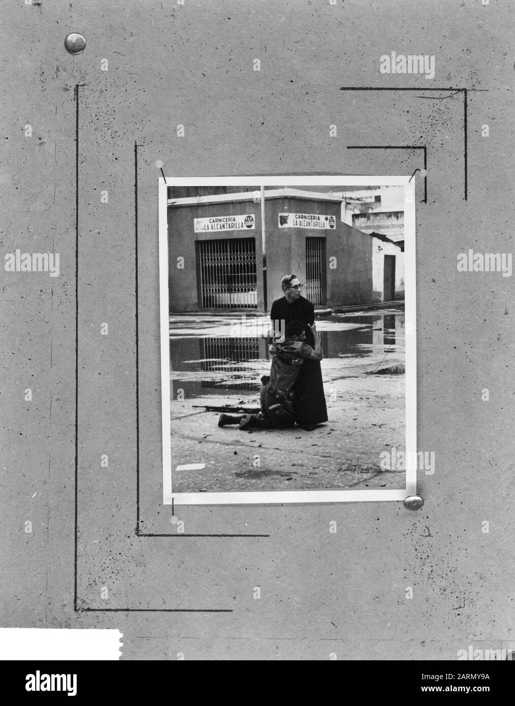 Photo Gagnante World Press Photo 1962. Base navale de Puerto Cabello, Venezuela, 4 juin 1962 un soldat mortellement blessé par un fusil de sniper s'accroche à la chapelle navale Luis Padillo Date: 27 novembre 1962 lieu: Venezuela mots clés: Photographie, militaire, prêtres Nom personnel: Padillo Luis institution Nom: World Press photo Banque D'Images