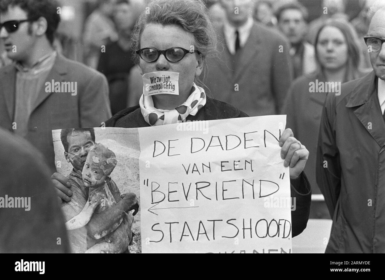 Vietnam-démonstration, protester avec un signe interdit Date: 20 mai 1967 lieu: Amsterdam, Noord-Holland mots clés: Manifestations Banque D'Images