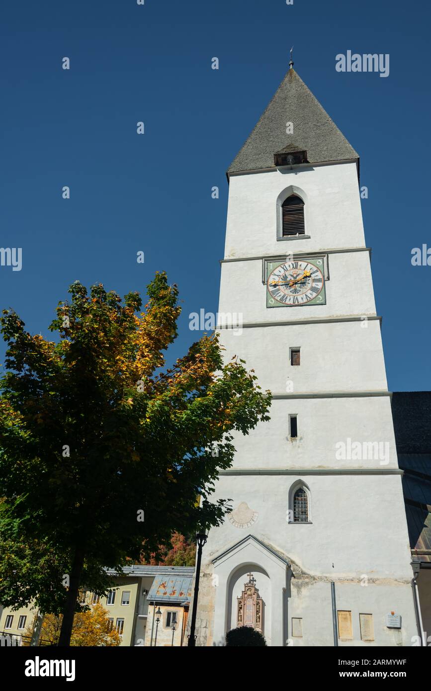 Église paroissiale de Saint-Paul du XIIIe siècle, photographiée le jour de l'automne ensoleillé. Ville de Bad Aussee, région de Salzkammergut, État de Styrie, au Banque D'Images