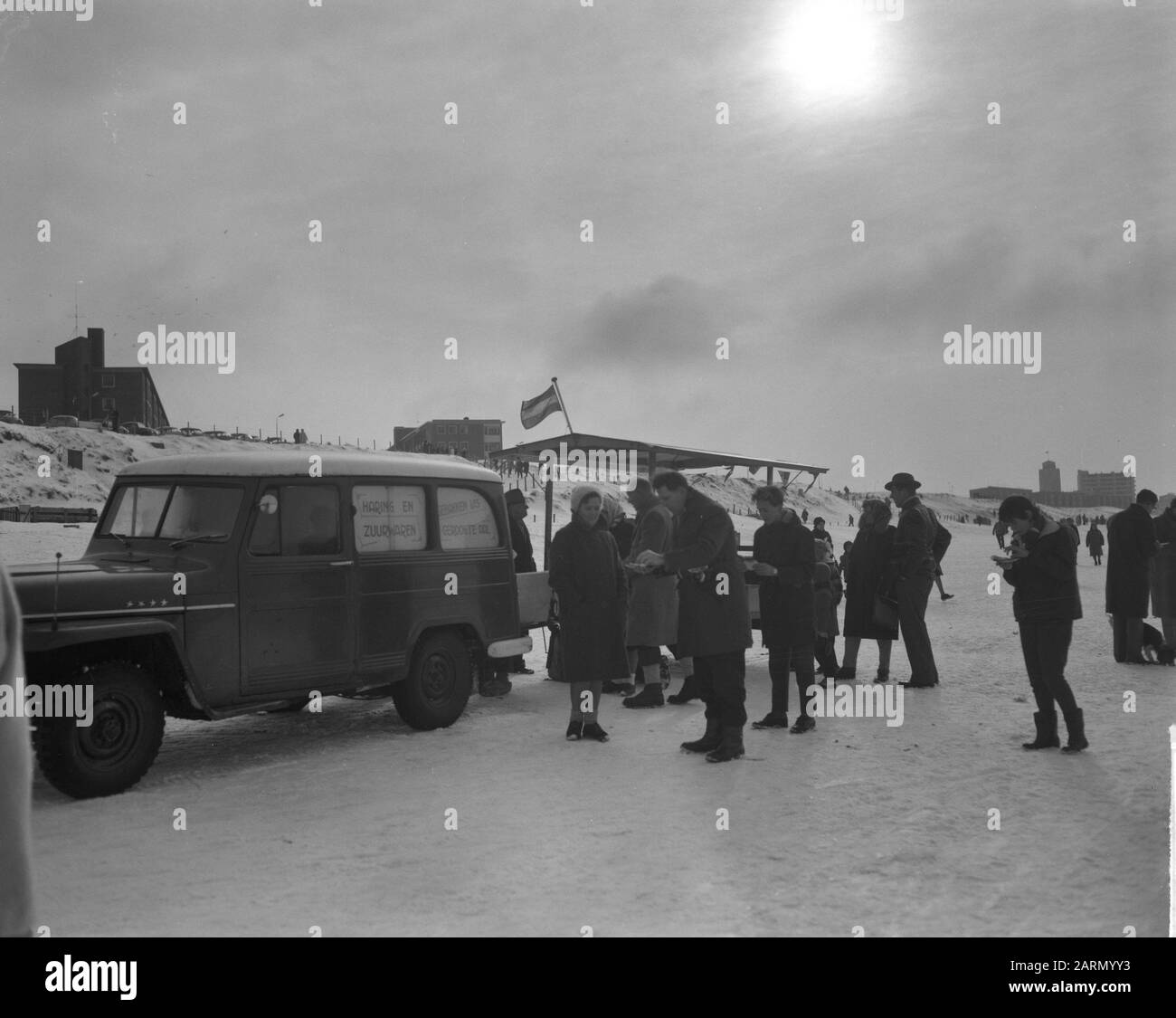 Vendeur de poissons avec voiturette de poisson à la plage de Zandvoort. Viskar op strand Zandvoort Date: 3 February 1963 lieu: Noord-Holland, Zandvoort mots clés: Vente de poissons, plages, charrettes de poissons Banque D'Images