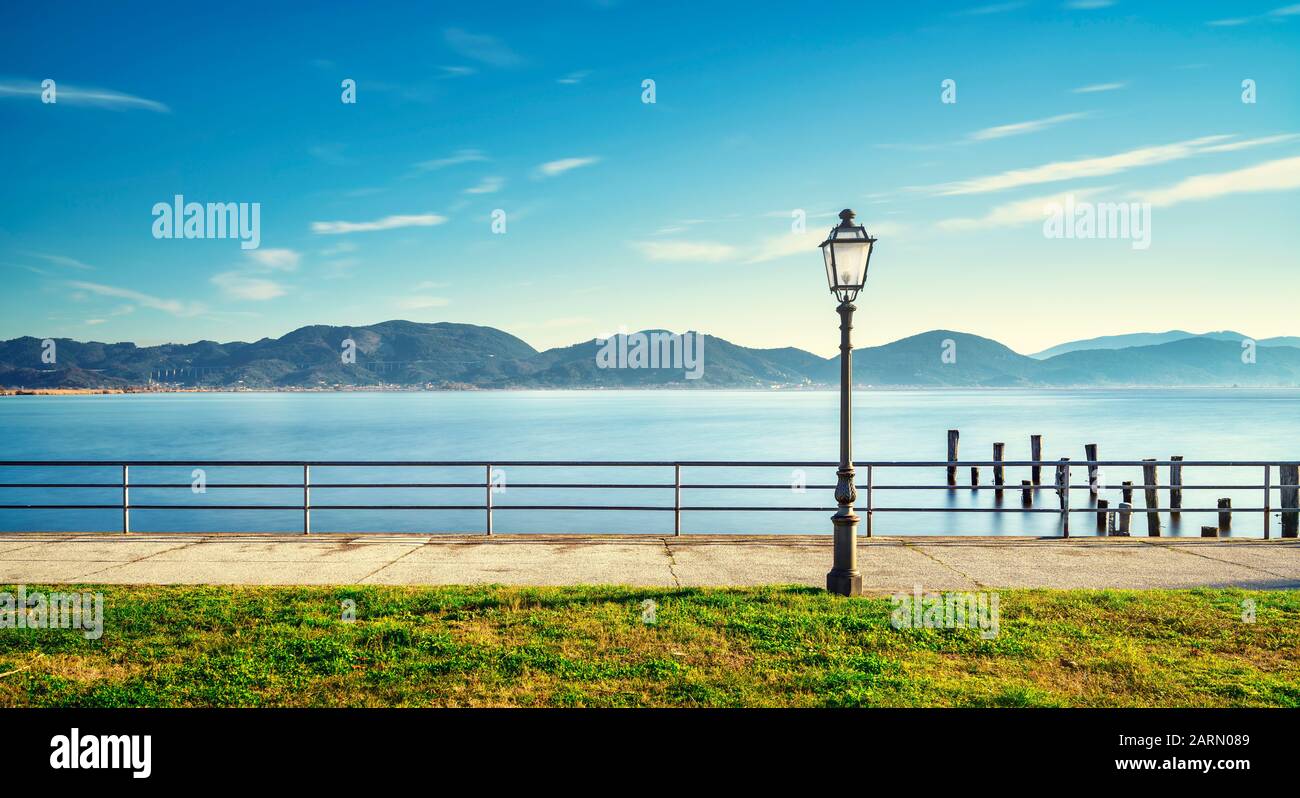 Le lac Massaciuccoli, la terrasse, la lampe de rue et la jetée en bois restent au lever du soleil. Torre Del Lago Puccini, Versilia, Toscane, Italie, Europe Banque D'Images