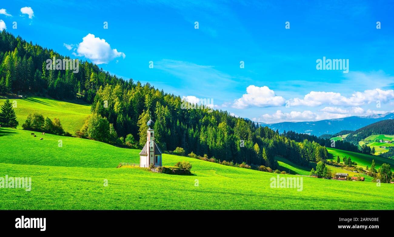 San Giovanni ou St Johann In Saintes chapelle, Funes, Vallée Dolomites Alpes. Trentin-haut-Adige Sud Tyrol, Italie, Europe Banque D'Images