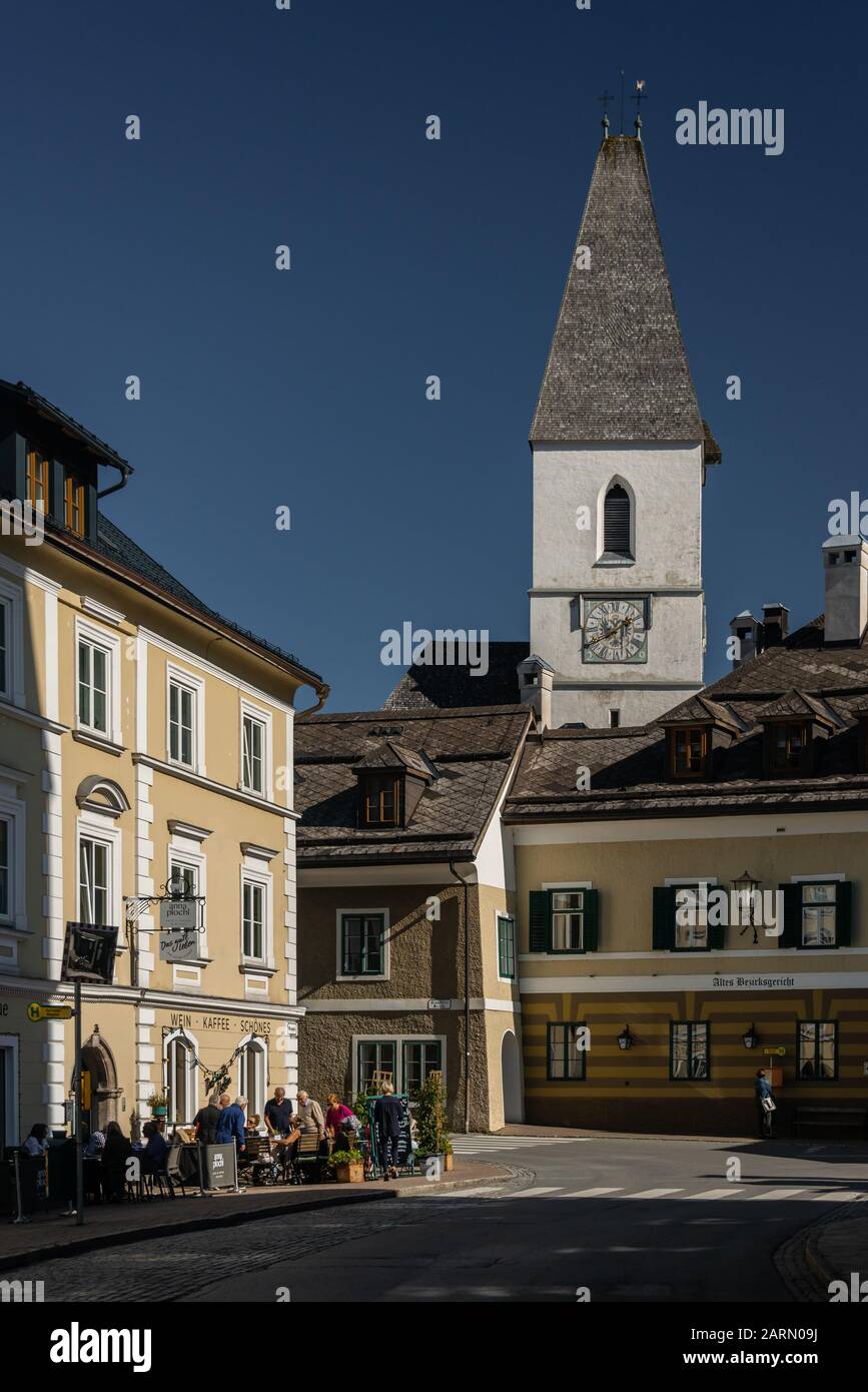 Église paroissiale de Saint-Paul du XIIIe siècle, photographiée le jour de l'automne ensoleillé. Ville de Bad Aussee, région de Salzkammergut, État de Styrie, au Banque D'Images