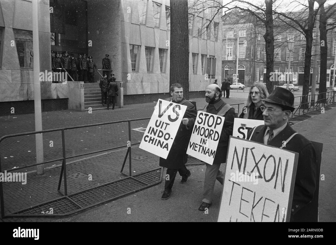 Manifestation au Vietnam à la Haye, les députés Pvda Schaef (à gauche) et Laban (deuxième à gauche) marchent avec le comité de protestation le long de l'ambassade américaine/Date: 20 janvier 1973 lieu: Den Haag, Zuid- Holland mots clés: Manifestations, députés Nom personnel: Laban Banque D'Images