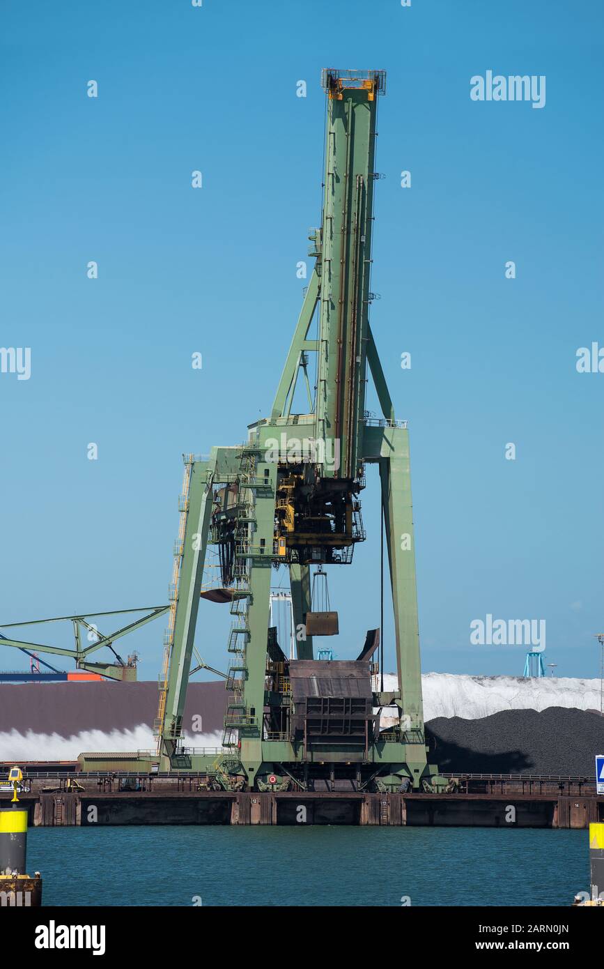 Pays-Bas, Rotterdam - 30 juillet 2019; terminal du charbon avec de grandes grues industrielles pour la manutention du transport du charbon sur le Maasvlakte dans le port de Rott Banque D'Images