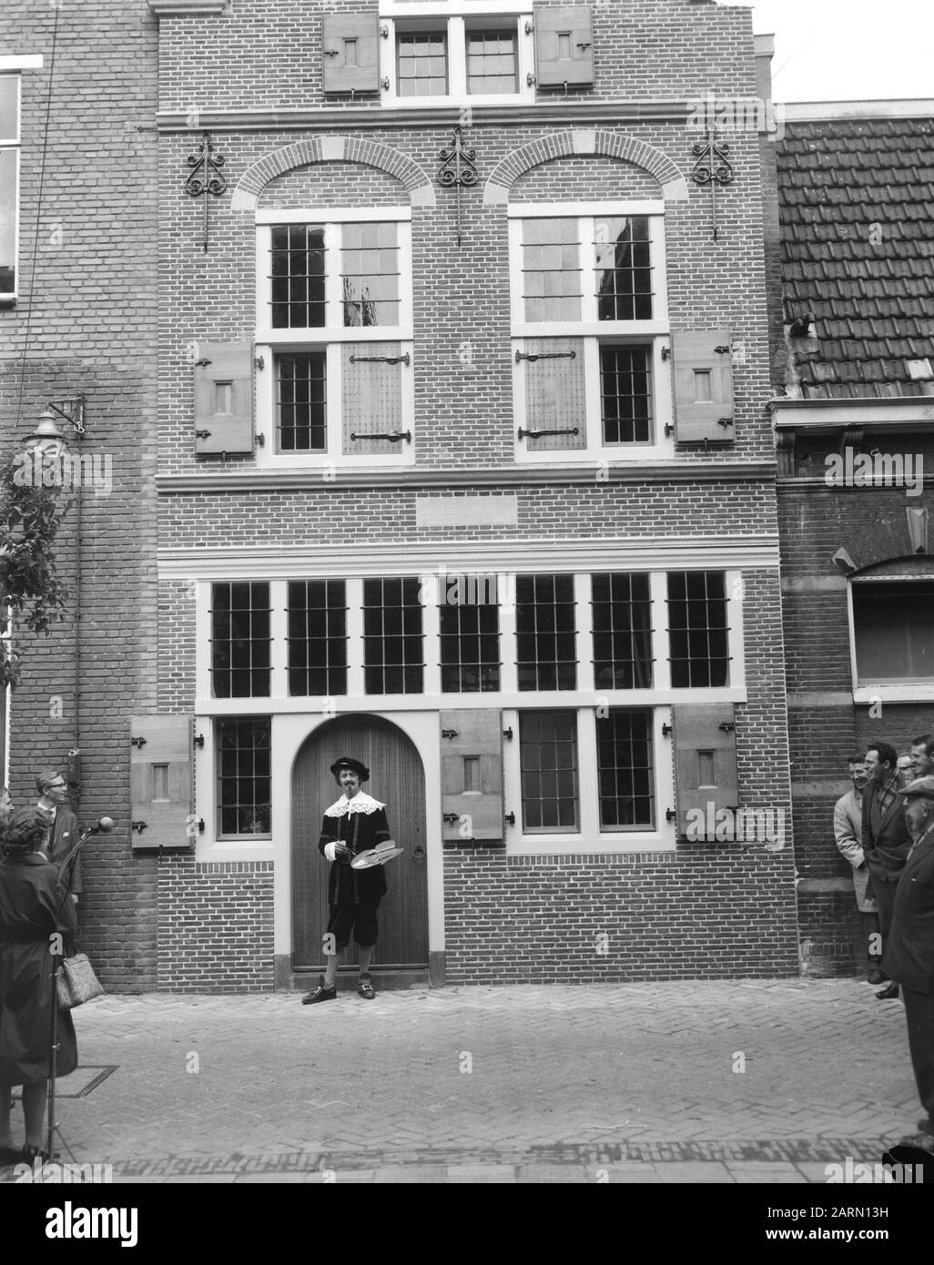 Maison natale de Rembrandt reconstruit au Weddessteeg à Leiden, la façade Annotation: Au premier plan un extra représentant Rembrandt Date: 14 mai 1963 lieu: Leiden, Zuid-Holland mots clés: Lieux de naissance, façades Nom personnel: Rijn, Rembrandt van Banque D'Images