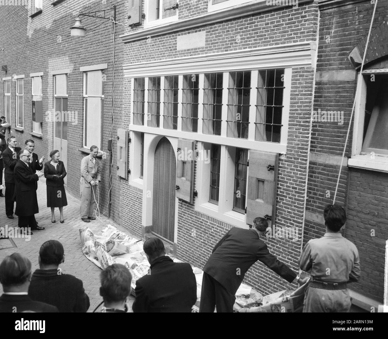 Maison natale de Rembrandt reconstruite au Weddesteeg à Leiden, la façade est dévoilée Date: 14 mai 1963 lieu: Leiden, Zuid-Holland mots clés: Maisons de naissance, façades, révélations Banque D'Images