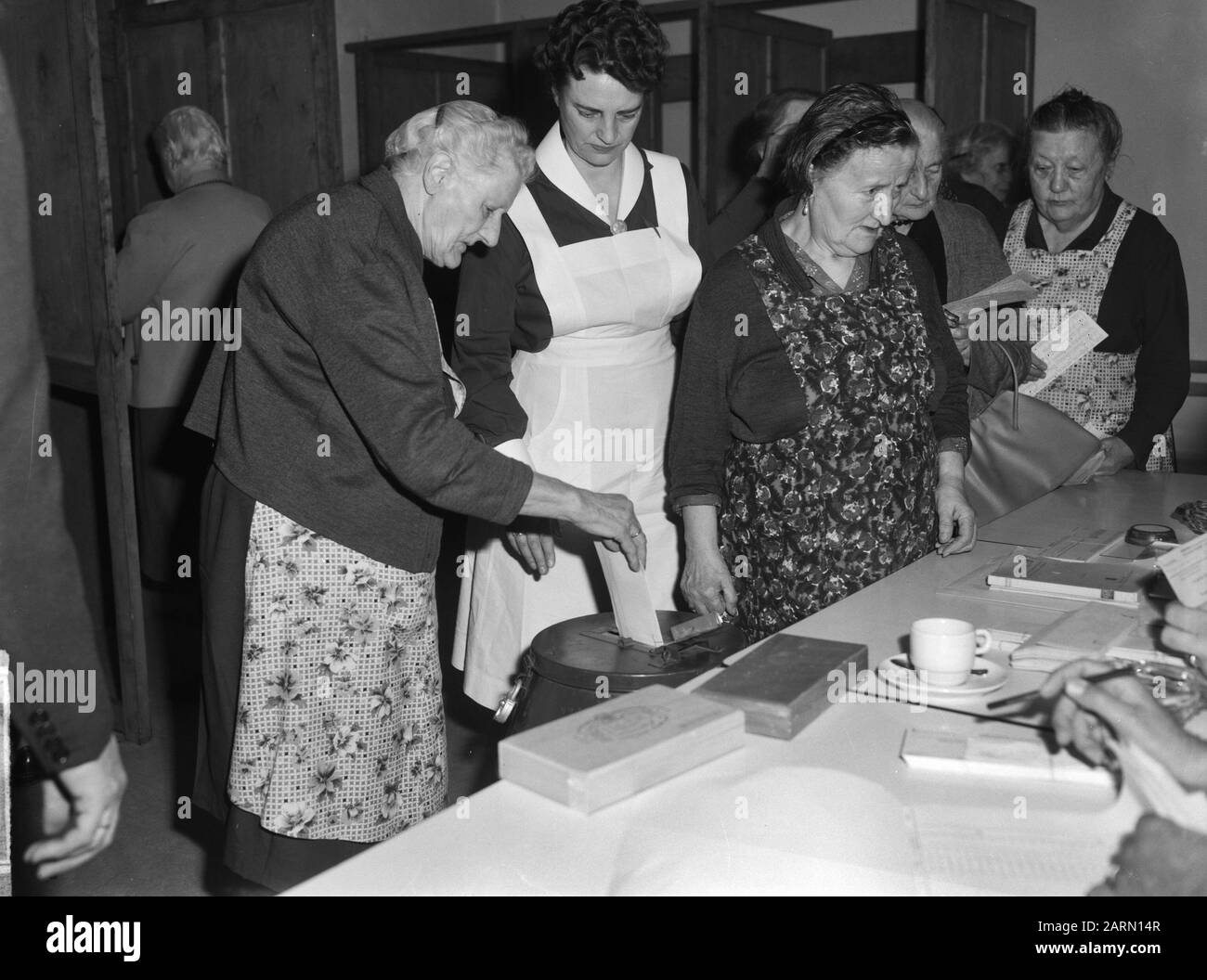 Voix. Les oldies de la maison de soins municipaux Roeterstraat apportent leur vote de Date: 15 mai 1963 mots clés: Voix, maisons de soins infirmiers Banque D'Images