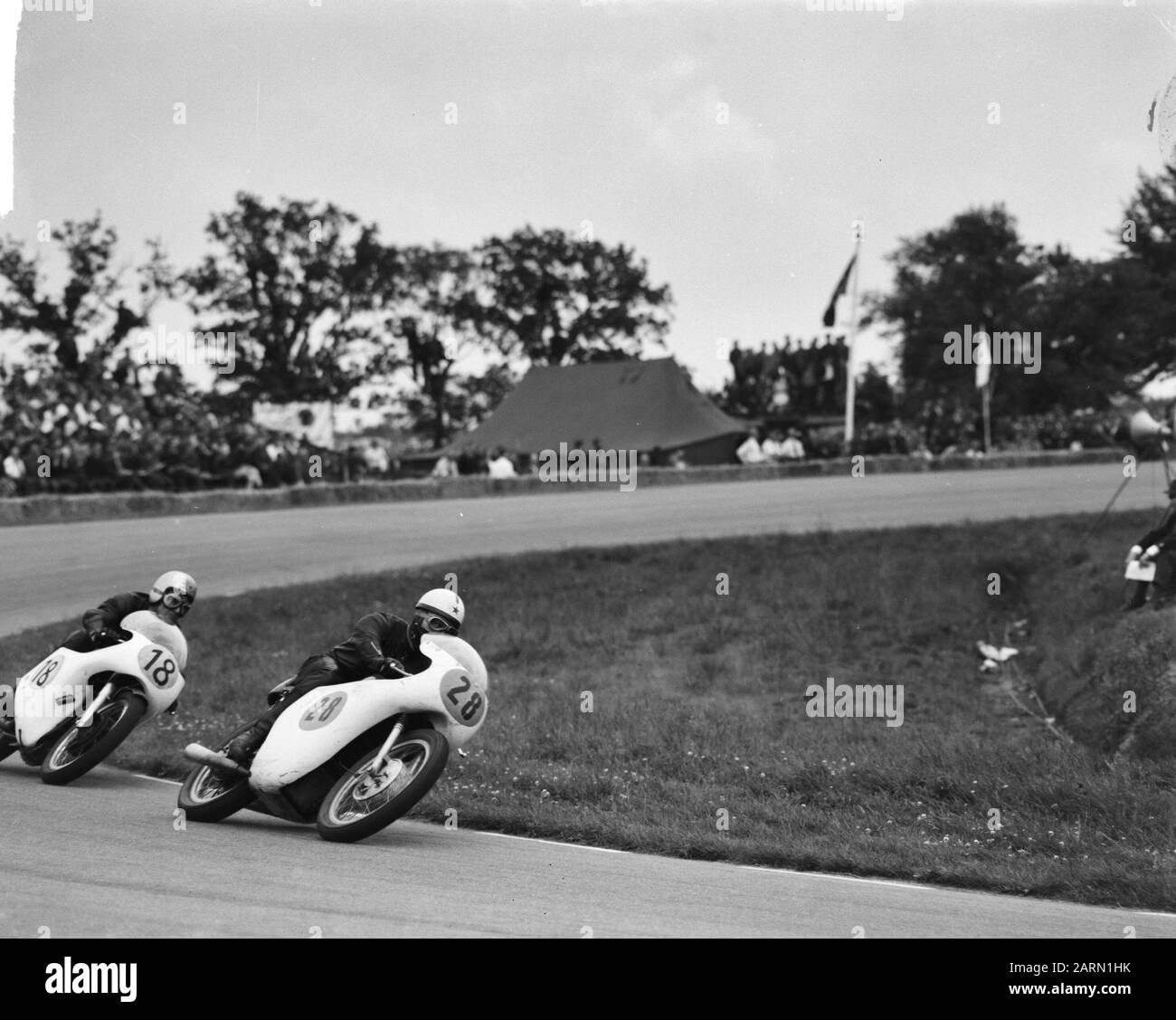 TT Assen 1963 TT à Assen. La classe 500 cc. Numéro 18 Roderwald, numéro 28 Sevostianov (Russie) Date : 29 juin 1963 lieu : axe mots clés : motocyclettes, sports automobiles, courses Nom de l'établissement : TT Banque D'Images