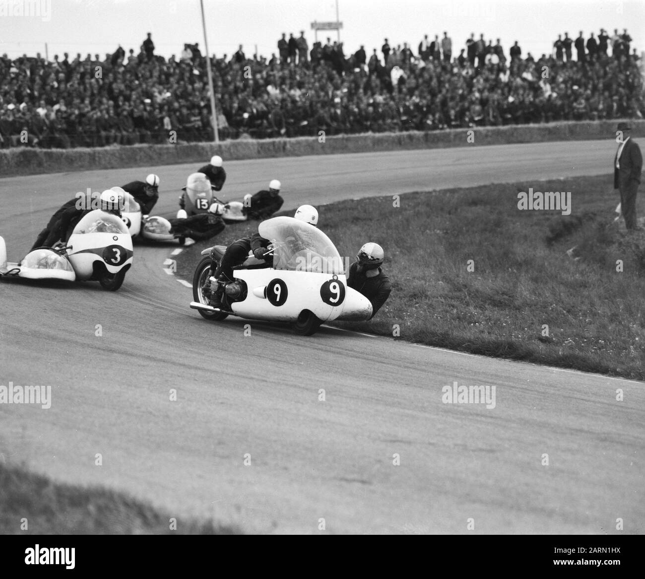 TT Assen 1963 TT à Assen. La classe side-car. Avant numéro 9 Benton with Bulgin, numéro 3 Koelle with He numéro 13 A. Birch with Q. Birch Date: 29 juin 1963 lieu: AXIS mots clés: Motocyclettes, sport automobile, courses Nom personnel: A. Birch, Hess, Q. Birch Nom de l'établissement: TT Banque D'Images