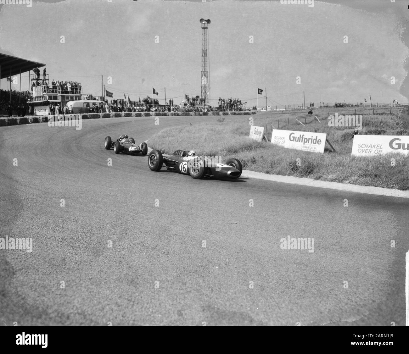 Jim Clark a remporté le Grand Prix des Pays-Bas en 1963. Numéro 16 Brabham et numéro 12 G. Hill à de Bend Date: 23 juin 1963 mots clés: Gagnants, CUPS Nom personnel: Brabham, G. Hill, Grand Prix des Pays-Bas, Jim Clark Banque D'Images