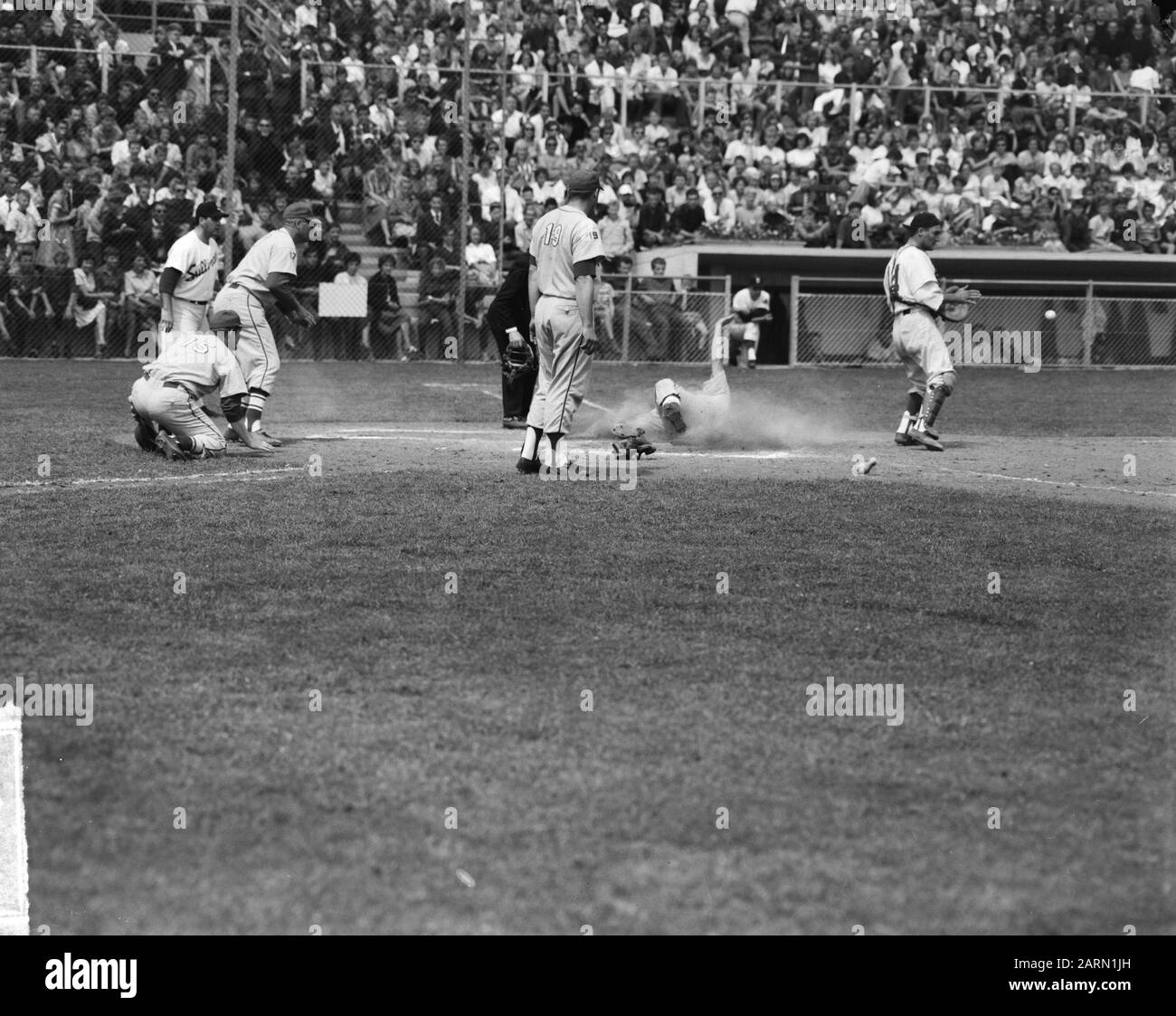 Semaine De Base-Ball De Haarlem. Moment de jeu entre les Sullivans de Grand Rapids contre les Spartans d'Angleterre 13-6. Avec le glissement vient le Spartan Jim McCartney sur le? E base Date: 3 juillet 1963 lieu: Haarlem mots clés: Baseball, sports Nom personnel: McCartney, Jim Nom de l'établissement: Sullivans Banque D'Images