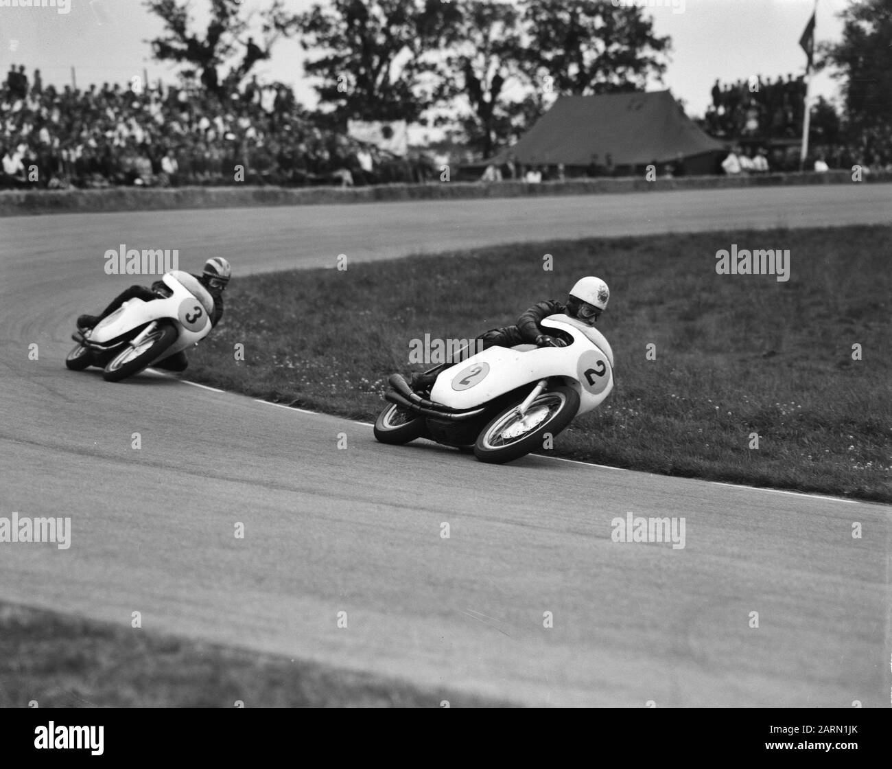 TT Assen 1963 TT à Assen. La classe 500 cc. John Hartle (titre), derrière Phil Date de lecture: 29 juin 1963 lieu: Axe mots clés: Sports automobiles, courses Nom De La Personne: Lire, Phil Banque D'Images