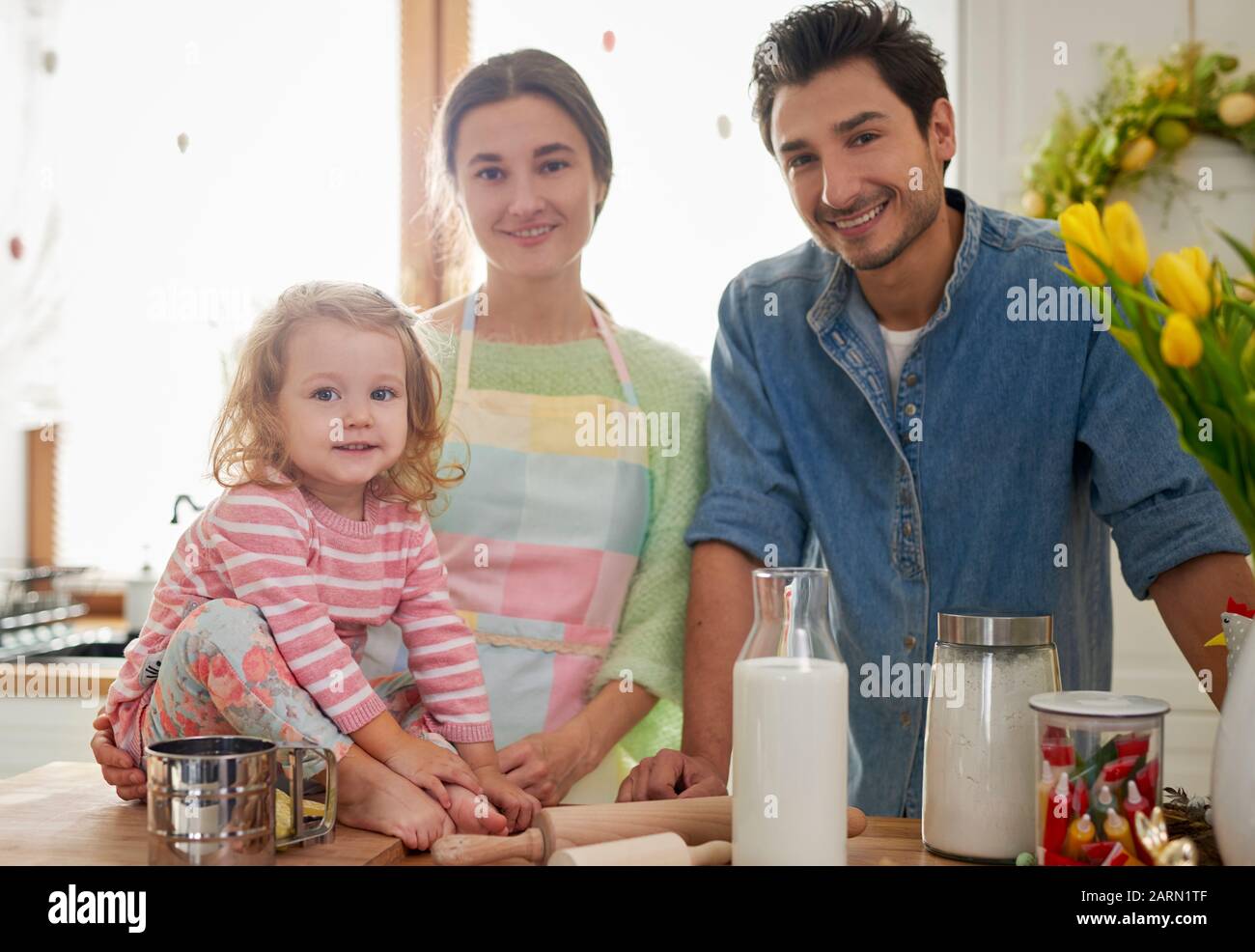 Portrait de famille avec enfant dans la cuisine Banque D'Images