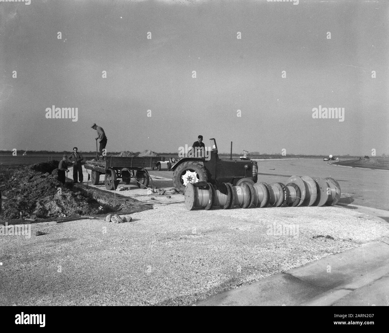 Extension Zestienhoven. Le câblage de l'éclairage des voies est dessiné Date: 21 octobre 1963 lieu: Rotterdam, Zuid-Holland mots clés: Extensions, AIRLANDS Nom de l'établissement: Zestienhoven Banque D'Images