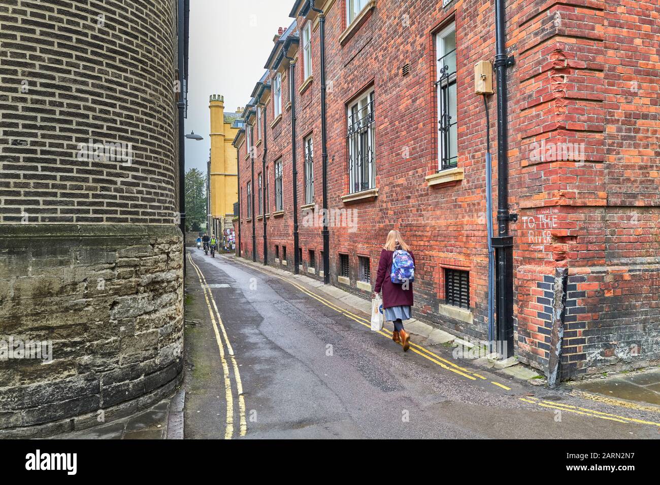 Garret auberge Lane, menant à la rivière Cam, passé un bâtiment en brique rouge de Trinity College, université de Cambridge, Angleterre. Banque D'Images