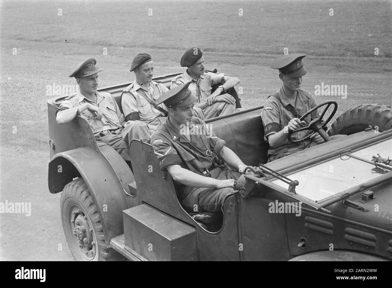 Action soins de plein air 1ère série Cinq membres Royal Marechaussee dans une jeep Annotation: Arrière du premier lieutenant, capitaine, premier lieutenant. Date: 15 Décembre 1946 Lieu: Bogor, Indonésie, Pays-Bas East Indies Banque D'Images