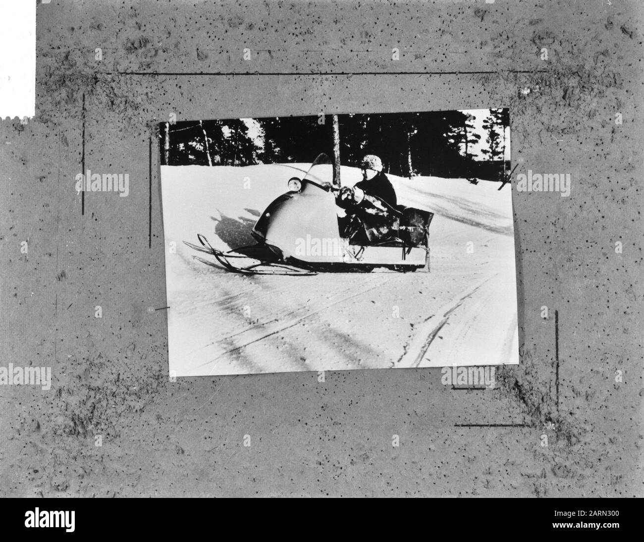 Motoneige En Autriche Annotation: Repronegative Date: 6 Janvier 1964 Lieu: Autriche Banque D'Images